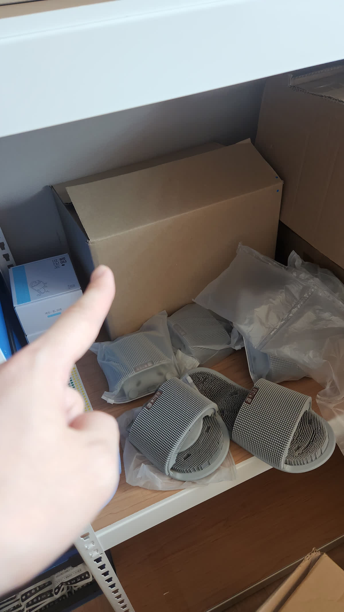 회색 발끔브러쉬 실물과 지퍼백에 개별 포장된 재고